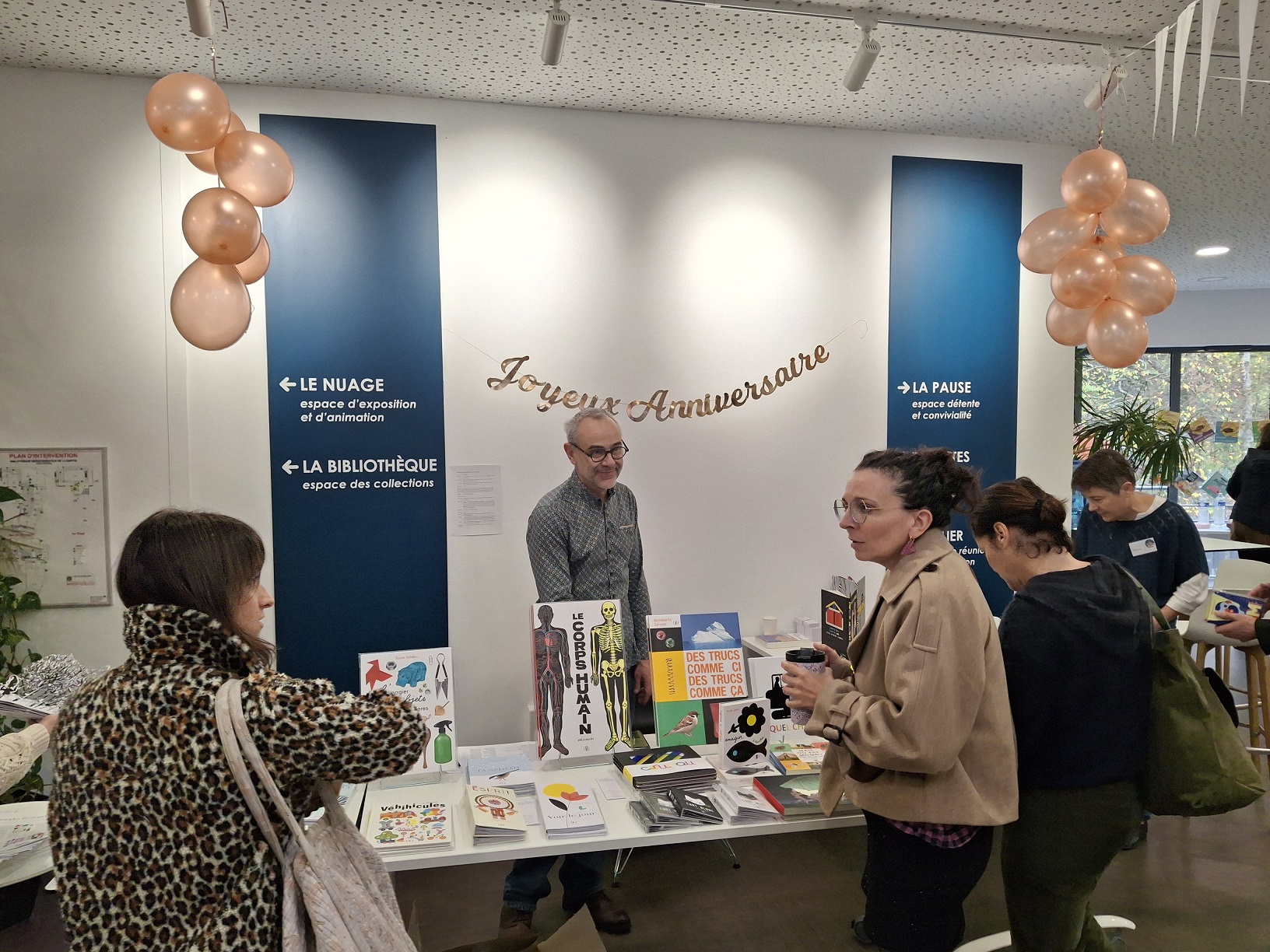Nicolas Rivet, le libraire, derrière ses livres